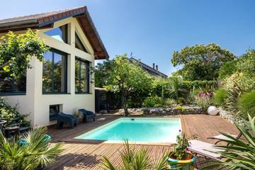 Gîte pour 7 personnes, avec balcon et vue ainsi que jardin et piscine à Thoiry (Ain)