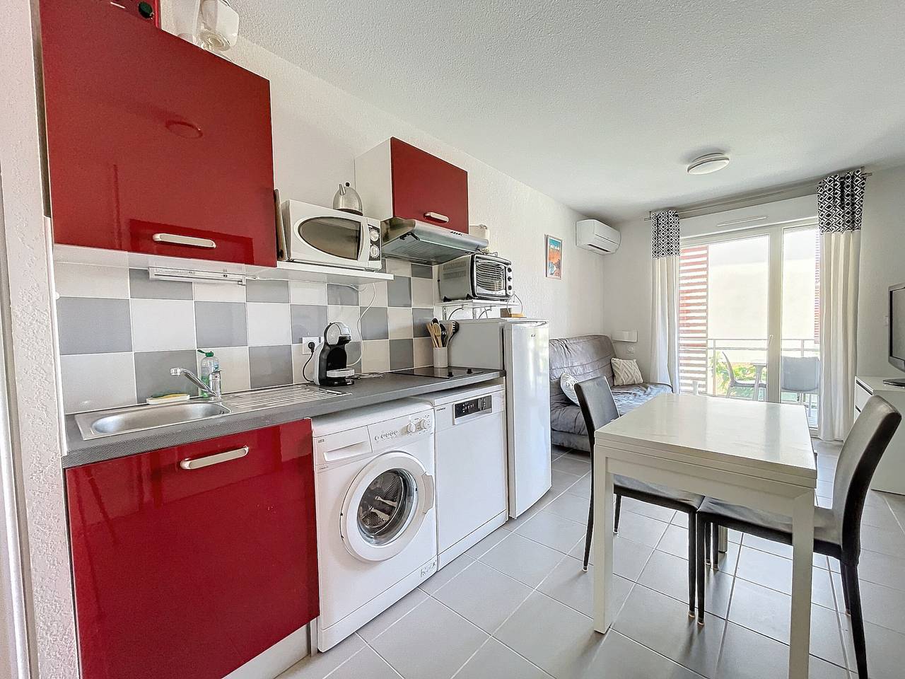 Entire apartment, Charming Apartment with Terrace, A/C, and Pool Access near Mediterranean Beach in La Côte Vermeille, Argelès-sur-Mer