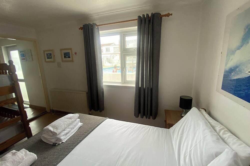 Europa Court -- Mawgan Porth Bungalow --Beach Location,  Swimming pool/  Tennis in Mawgan Porth, Cornwall