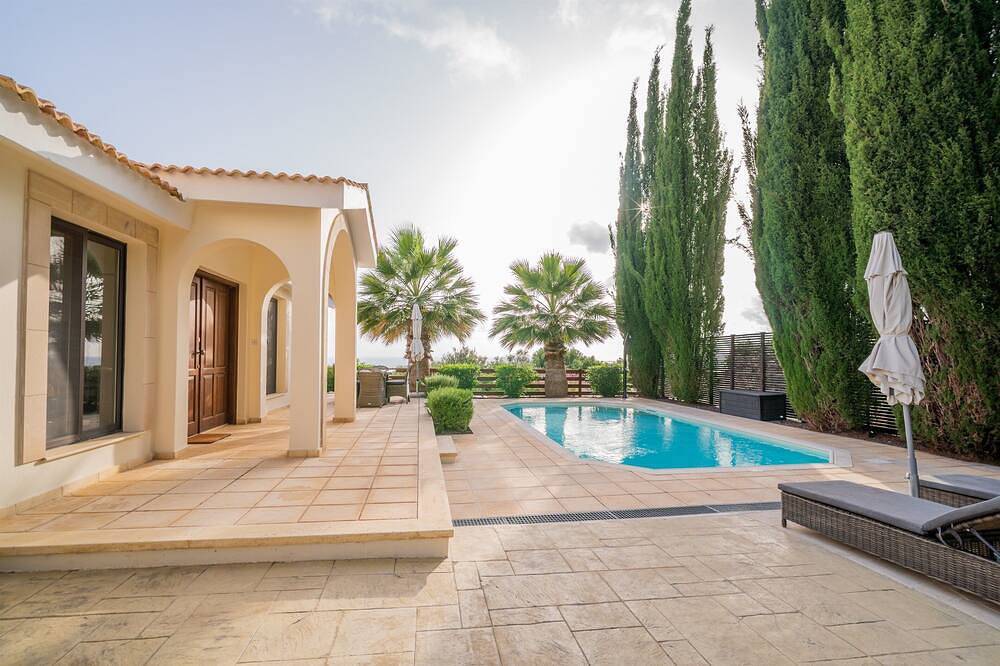 Villa Pleiades - sea views, private pool & hot tub in Kouklia Pafou, Chypre du Sud
