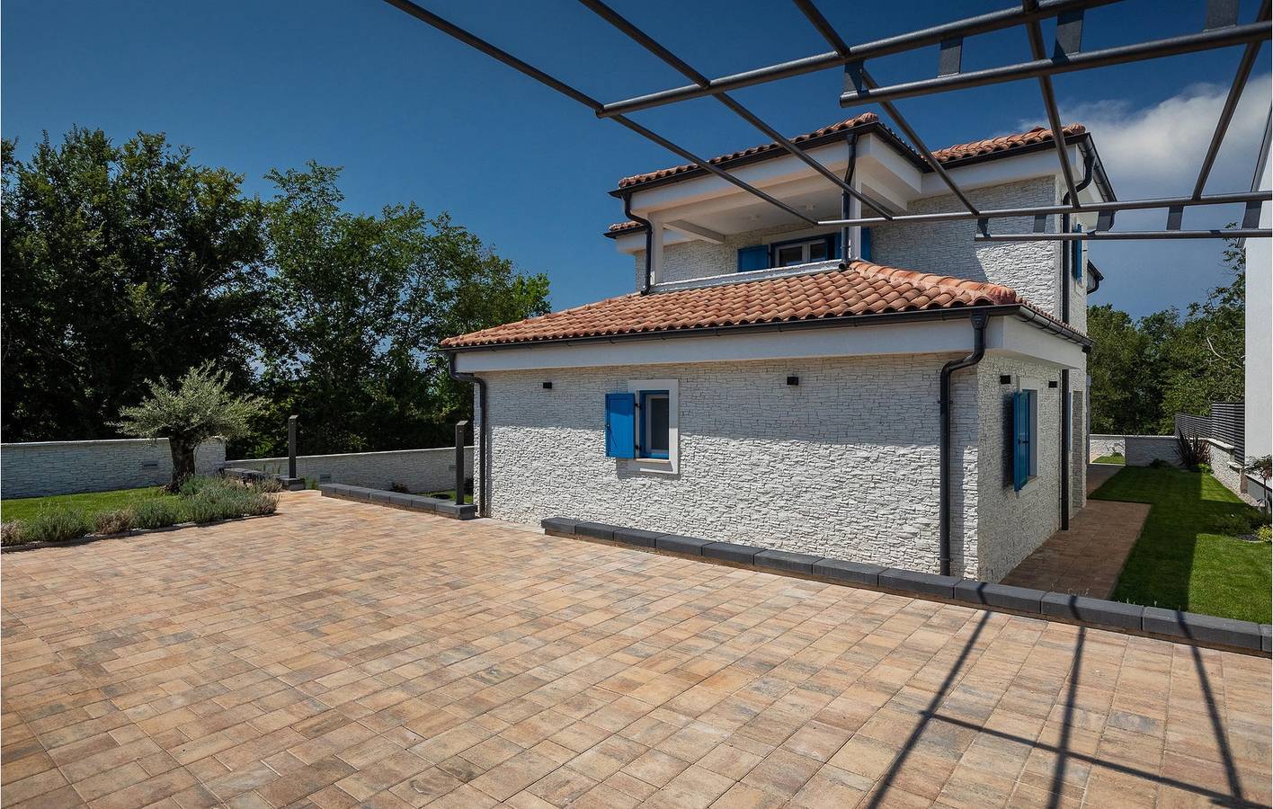 Geräumige 2-Zimmer-Wohnung mit Pool, WLAN und 2 km entferntem Strandzugang in Malinska-Dubašnica, Krk