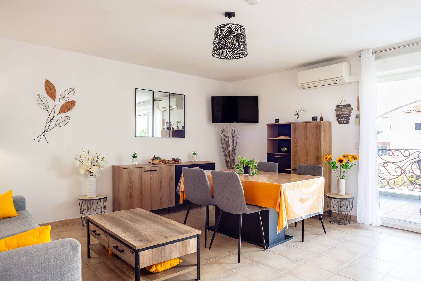 Appartement entier, Appartement 'T2 Entièrement Rénové' avec vue sur la mer, balcon et climatisation. in Saint-Cyr-sur-Mer, Côte méditerranéenne (France)