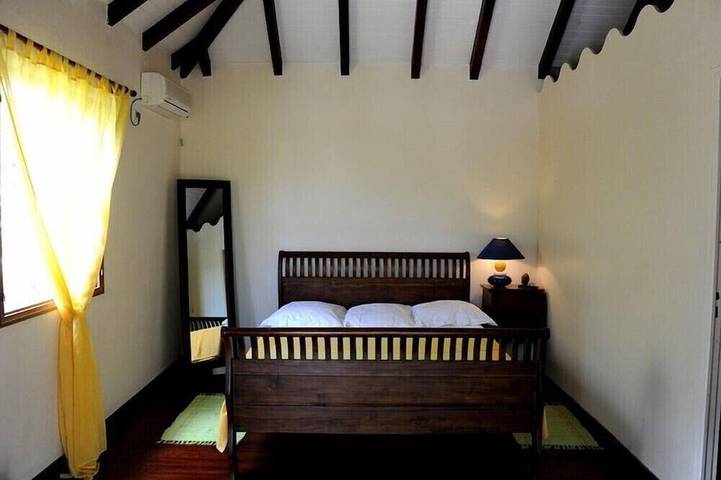 Charmanter Bungalow, 200m vom Strand, ruhig, umgeben von Grün in Guadeloupe