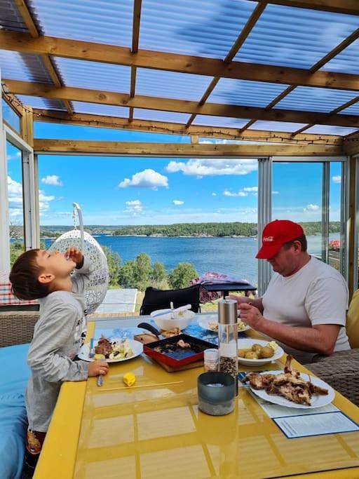 Archipelago villa, cabin & sauna jacuzzi with sea view, 30 minutes from Stockholm in Tyresö, Svenska Östersjön