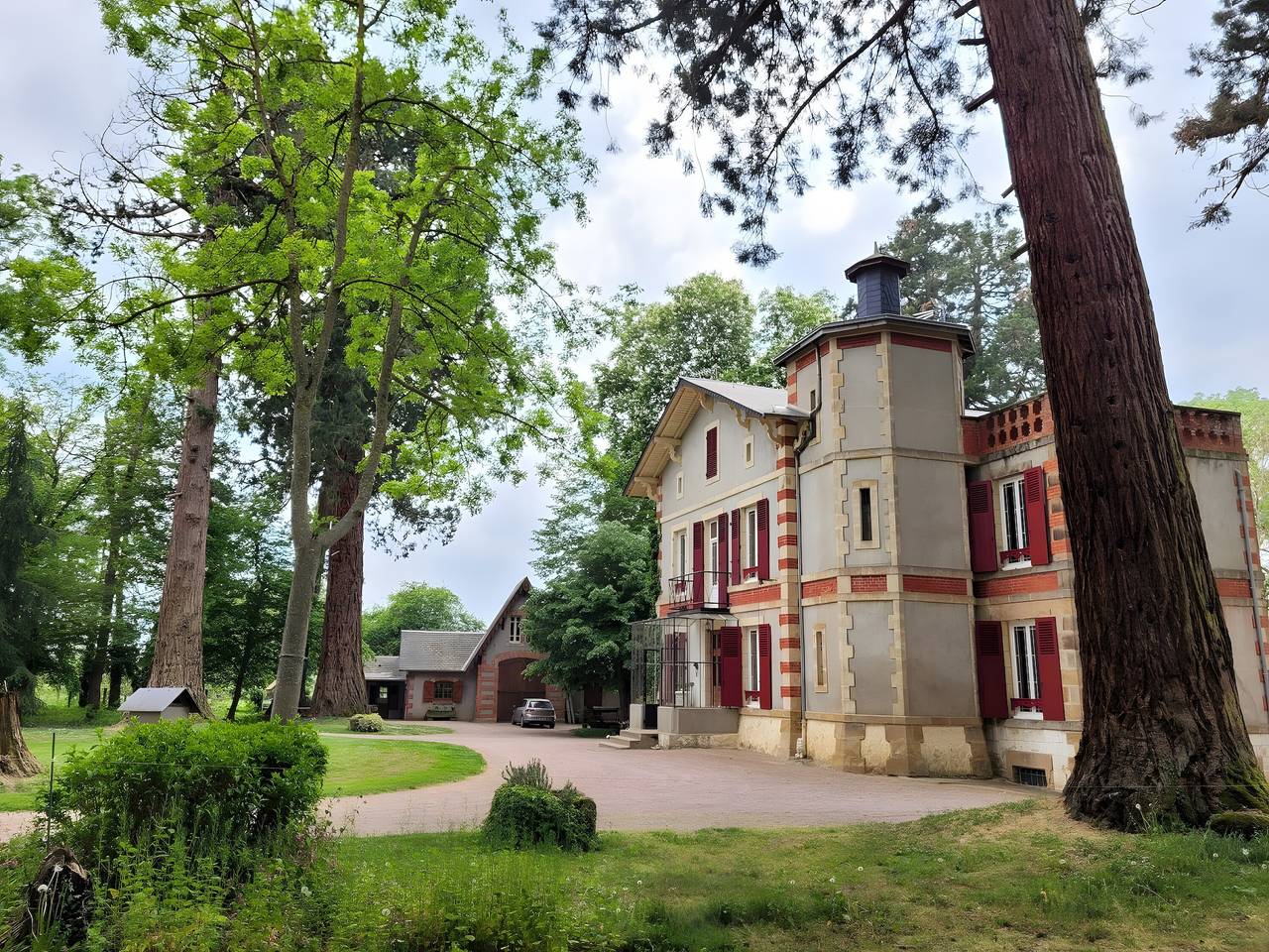 Bed and Breakfast 'Chambre D'hôte - Le Chalêt' with Shared Terrace, Shared Garden and Wi-Fi in Ygrande, Allier