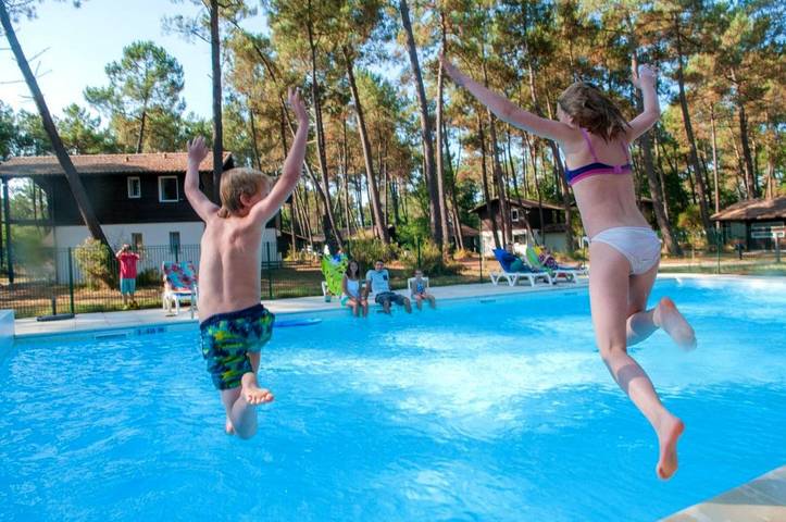 Appart’hôtel pour 4 personnes, avec terrasse ainsi que vue et piscine
