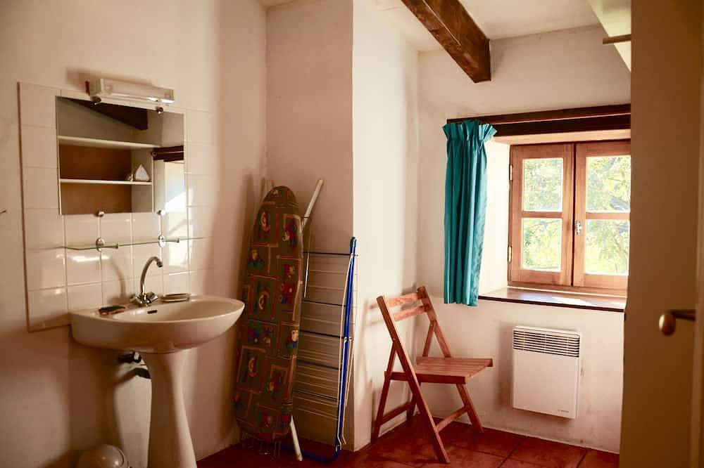 Comfortable house with breathtaking views over the valley. in Asperjoc, Parc naturel régional des Monts d'Ardèche