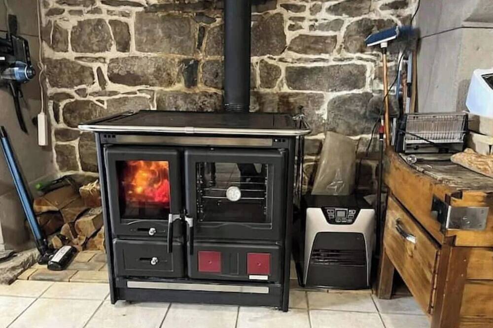 Holiday Home 'Maison De Famille De 1823' with Private Terrace and Wi-Fi in Chastreix, Volcans d'Auvergne Regional Nature Park