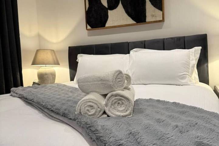 Large Luxury 5Bdr Home - 2.5 Bath & Free Parking in Hertfordshire