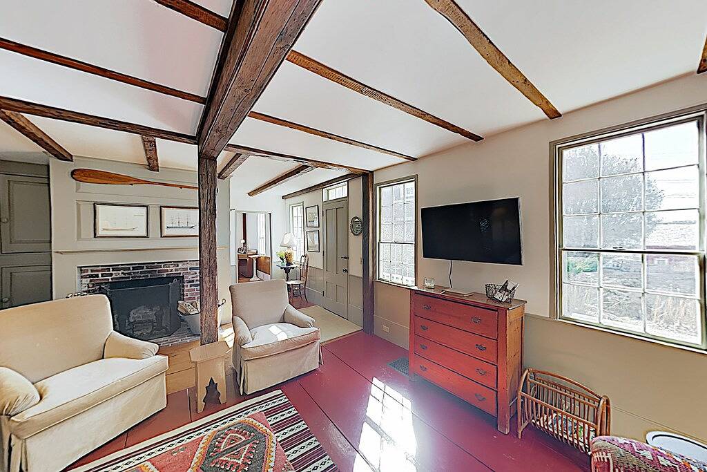 All-suite Boothbay Harbor home with deck, ocean views, and fireplaces in Boothbay Harbor, Lincoln County (Maine)