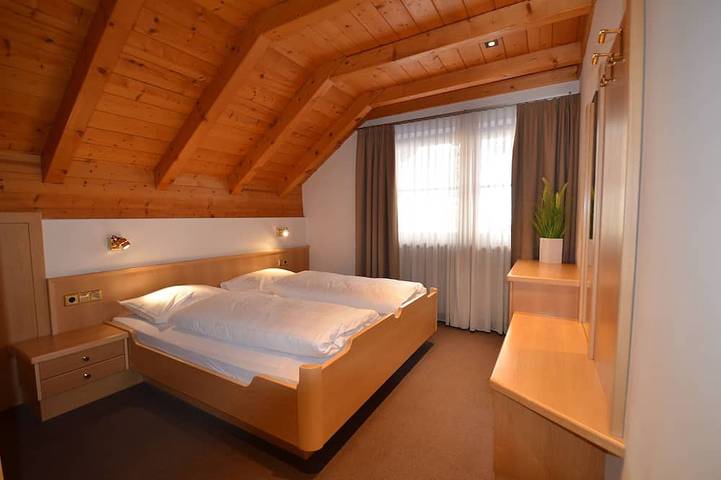 Appartamento intero, Mansarda confortevole con vista panoramica & balcone   Wi-Fi gratuito in Ortisei, Dolomiti Superski
