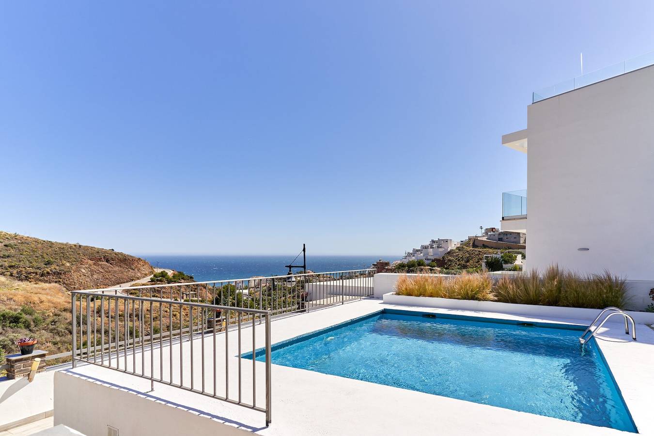 Spectaculaire Villa Casa Negra met Zeezicht, Zwembad, Tuin & Wi-Fi in Torrox Costa, Torrox