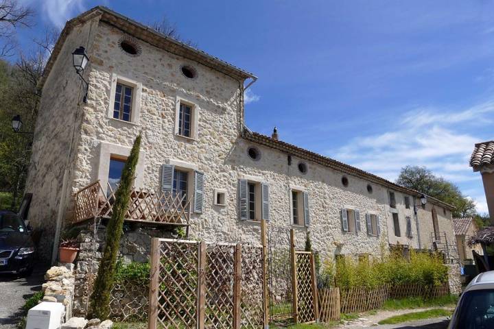 Location de vacances pour 9 personnes, avec Balcon et Terrasse ainsi que Jardin et Vue à Comps-sur-Artuby