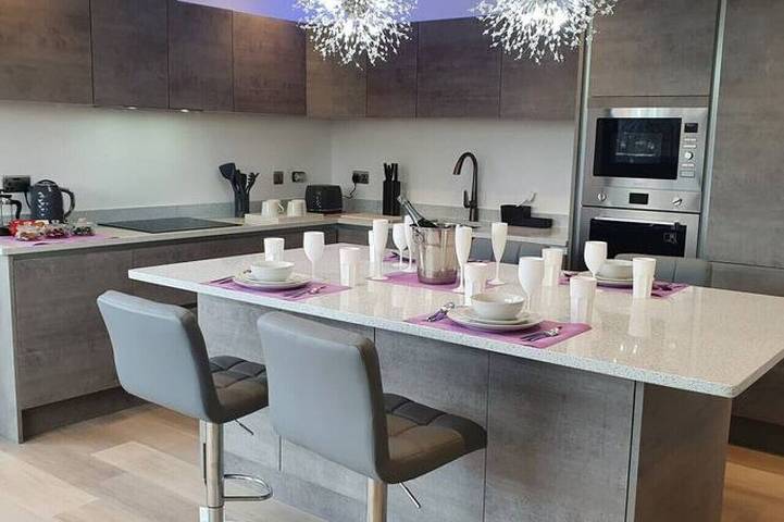 Apartment for 4 people, with balcony and hot tub in Cheltenham