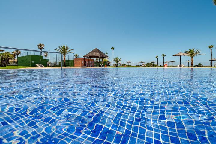 Apartamento para 4 personas, con Jardín y Piscina para niños en Atlanterra