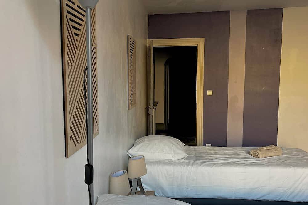 Just a few steps from the center of Condom, a charming house for 14 people. in Condom, Gers