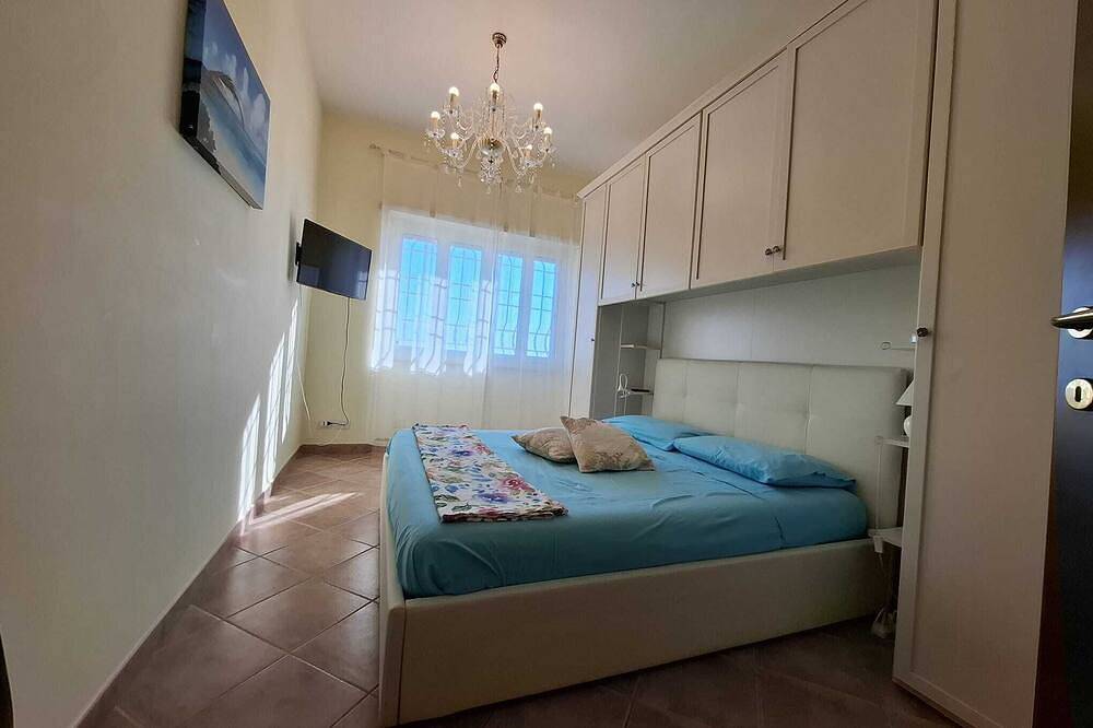 Gorgeous beachfront villa, 1 hour away from Rome, parking spaces included. in Anzio, Rom Provinz