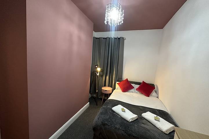 Broomfield Place Coventry 4 Double Bedroom Property in Coventry, Birmingham Area