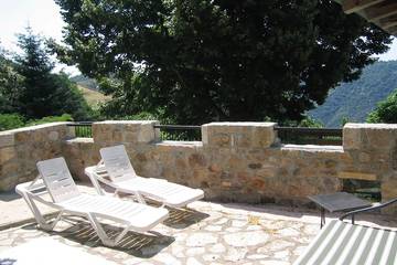 Gîte pour 5 personnes, avec terrasse ainsi que piscine et jardin, animaux acceptés à Asperjoc