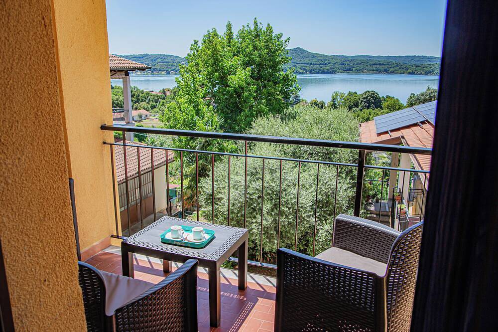 Ganze Wohnung, Cozy House with Lake View • Private Terrace & Self Check-in 24h in Viverone, Canavese