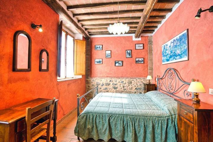 37 km. westlich von Siena entfernt liegt dieses kleine Landhaus, das erst kürzlich renoviert wurde u in Chiusdino, Siena Provinz