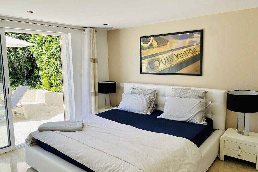 Villa Fg, semi-contemporary, ideal swimming pool for a dream vacation in Mougins, Cannes region