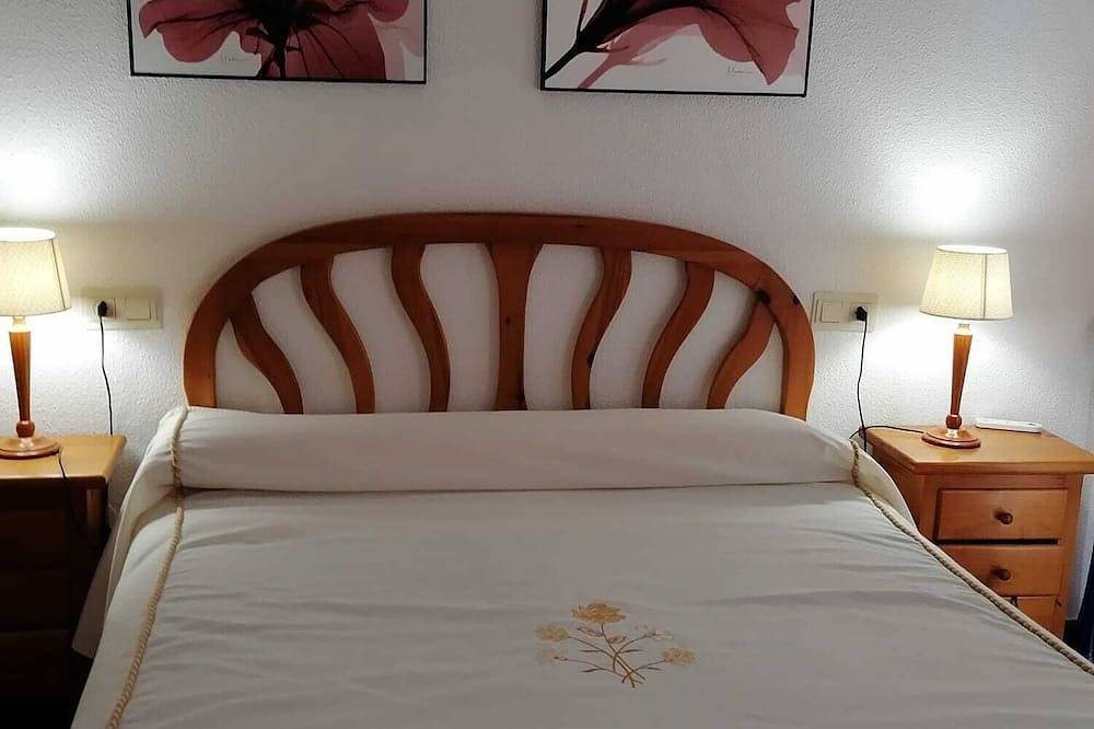 Charming 3-bedroom bungalow in welcoming Guardamar del Segura with Ac, Wifi in Playa Moncayo, Guardamar del Segura