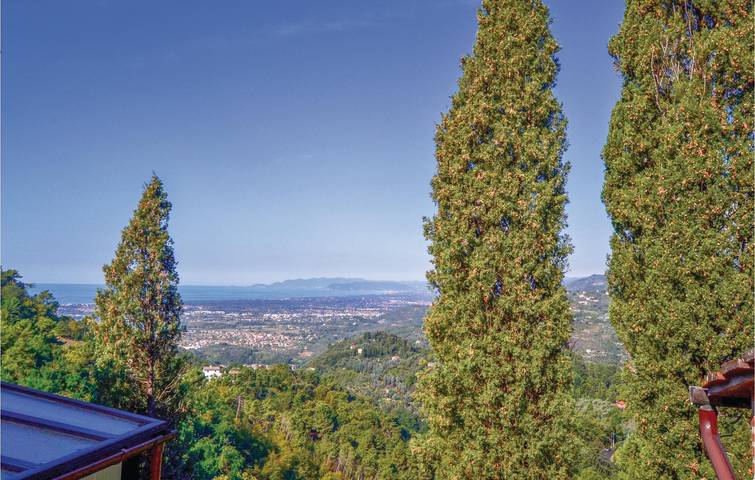 Appartement de vacances entier, Appartement au bord de la piscine à Camaiore : WiFi, feu de camp et plus encore ! in Camaiore, Riviera Italienne