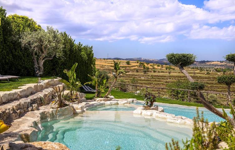 Casa vacanza per 8 persone, con Idromassaggio e Terrazza nonché Giardino e Piscina in Sicilia