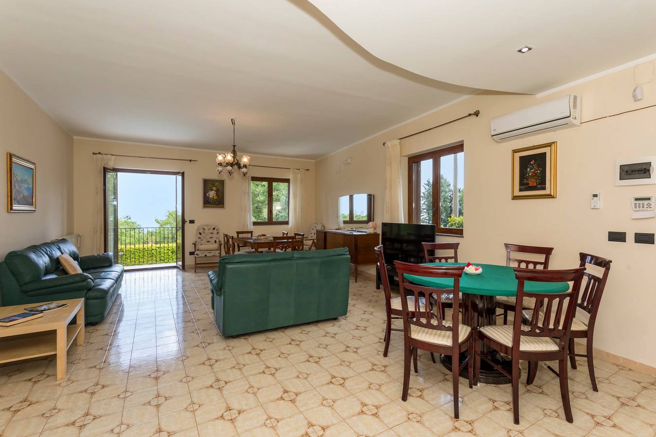 Villa Sara sull'Etna con piscina privata, idromassaggio e Wi-Fi in Viagrande, Etna