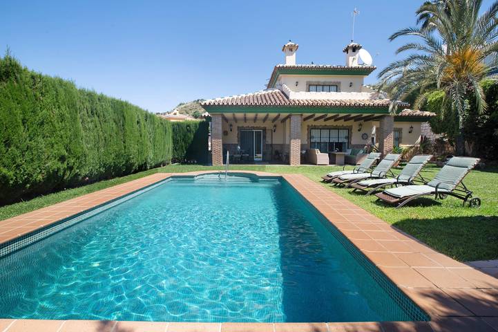 Villa for Families Los Agaves with Mountain Views, Pool and Wi-Fi in La Cala de Mijas, Mijas