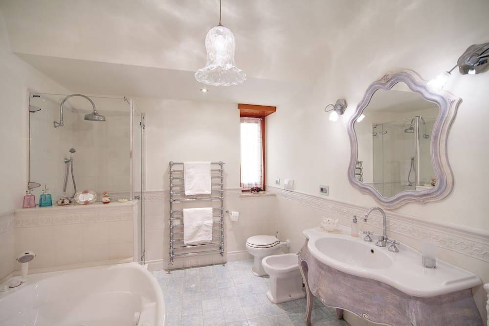 Ganze Wohnung, Wohnung Meer - Küste von Sorrento, mit Meerblick, Pool, Garten, Parkplatz, Wi-Fi in Torca, Neapel Provinz