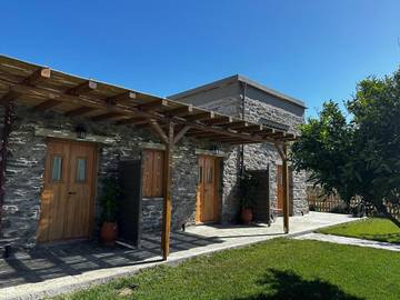 Gîte pour 2 personnes, avec jardin ainsi que terrasse et vue dans Carystos