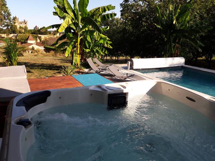Gîte pour 8 personnes, avec jardin et terrasse ainsi que jacuzzi et piscine