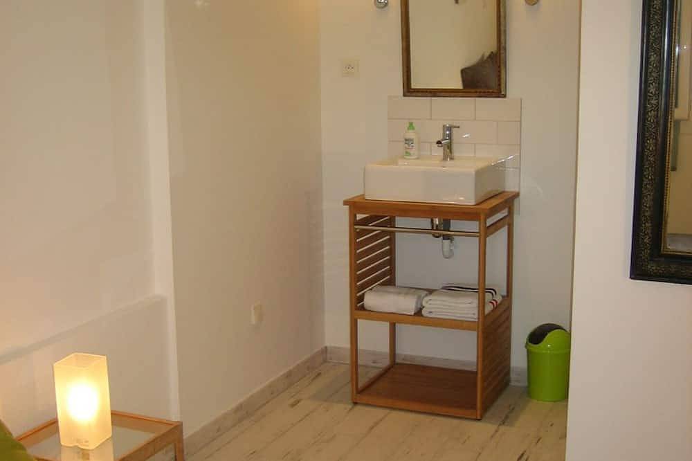 Entire apartment, Modern studio, air conditioning, parking, wifi, terrace, 2 steps from the beach in La Ciotat, Marseille region