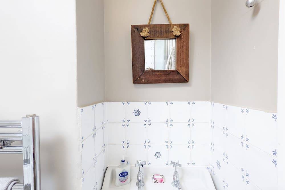 Robins Rest, Billingshurst - sleeps 4 guests  in 2 bedrooms in Billingshurst, South Downs