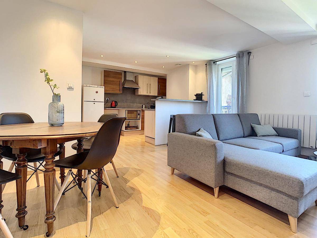 Appartement entier, Apartment in Bourgoin-Jallieu, Région de La Tour-du-Pin