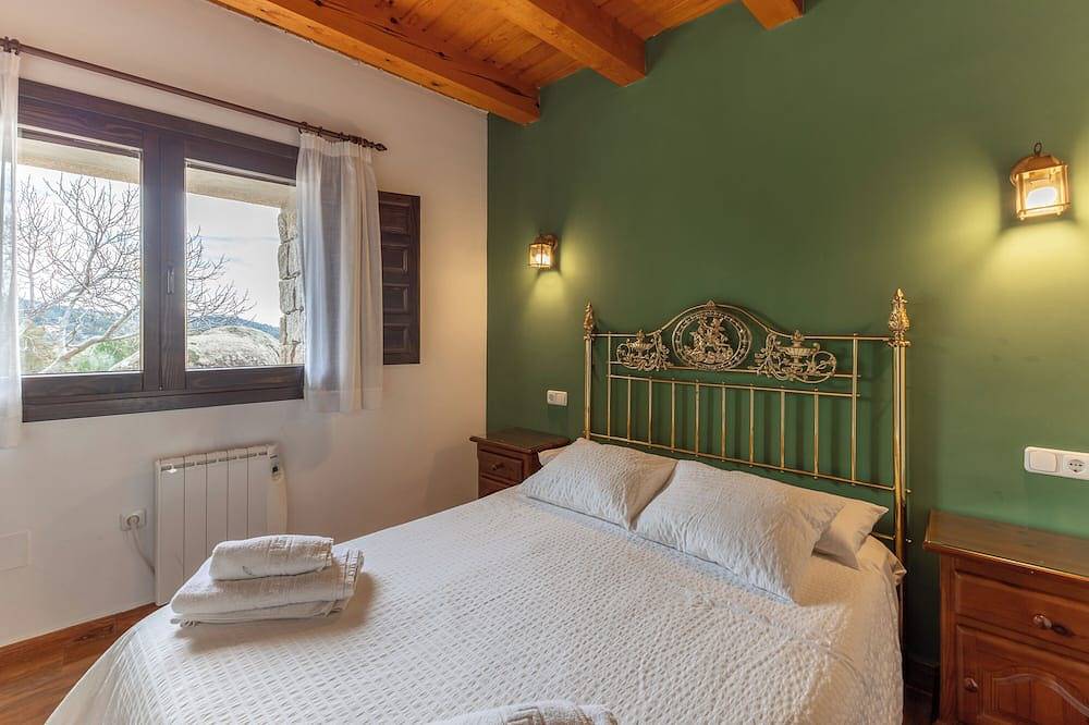 Apartamento entero, Apartamento 'Casa De Piedra' con piscina compartida, terraza privada y Wi-Fi in Fresnedillas de la Oliva, Provincia de Madrid