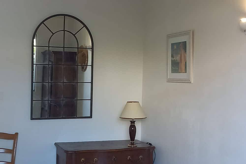 Bedroom and bathroom with summer kitchen, 12-minute walk to beach in Bormes-les-Mimosas, Toulon region