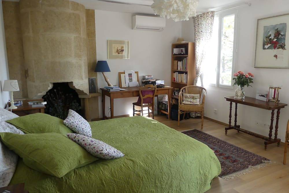 Provencal house ten minutes walk from Lourmarin at the foot of the Luberon in Lourmarin, Parc naturel régional du Luberon