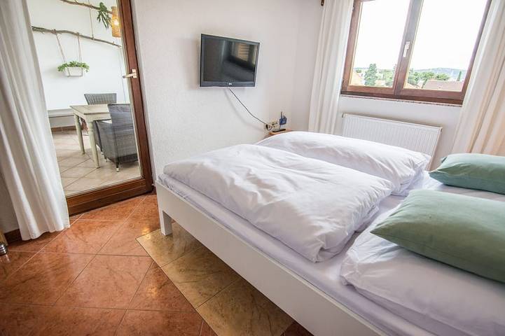 Appartement entier, 300m to the beach, balcony with sea view, garden with summer kitchen in Biograd na Moru, Région de Zadar
