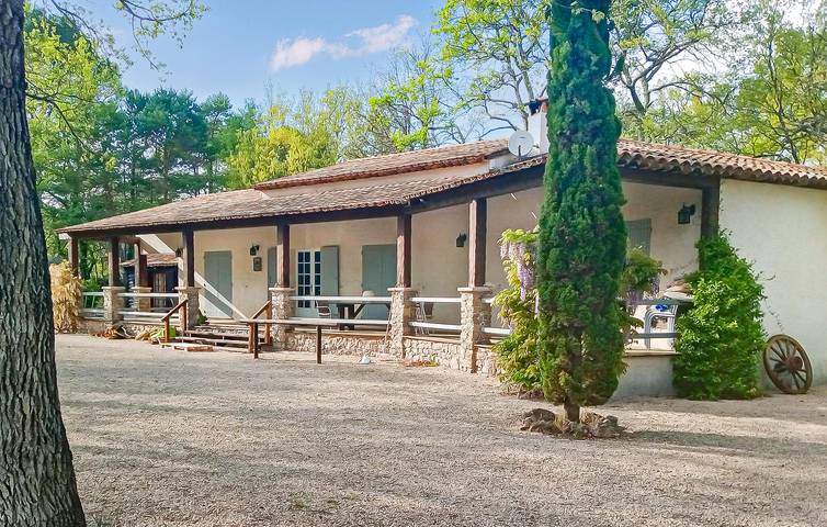 Ferienhaus für 6 Personen, mit Terrasse und Garten sowie Pool - 1