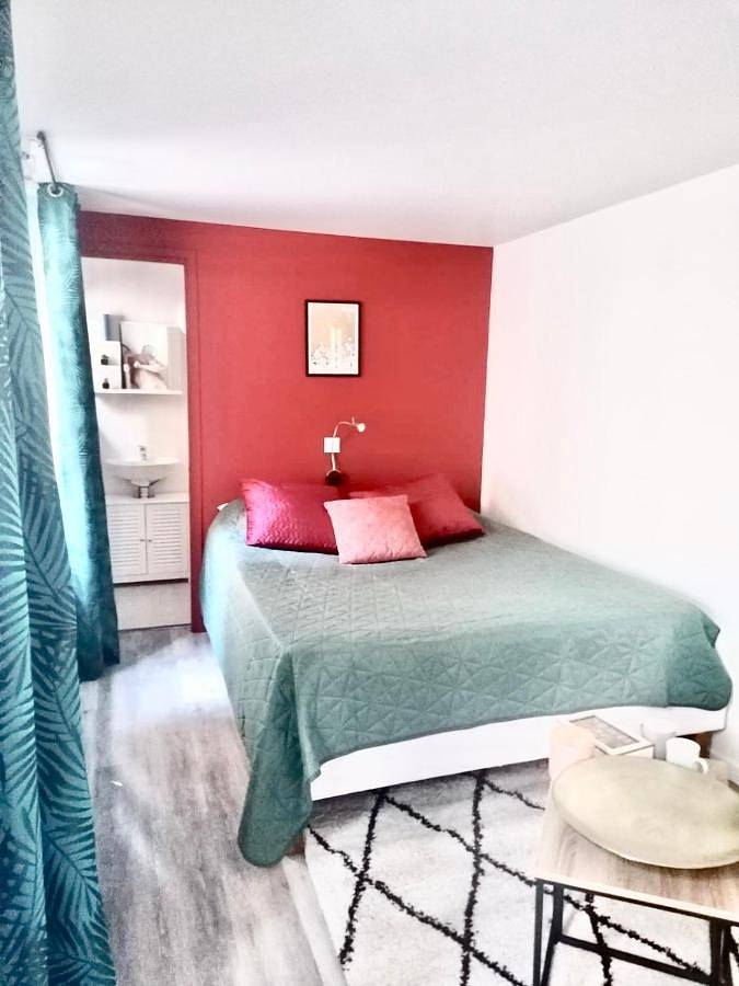 Double Room with Private Bathroom in Beaune, Région de Beaune