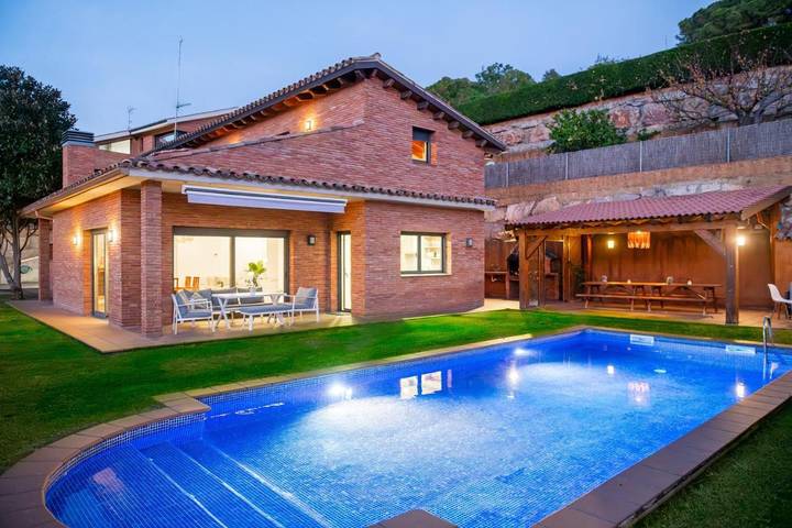 Casa de vacaciones para 12 personas, con piscina además de jardín y jacuzzi - 1