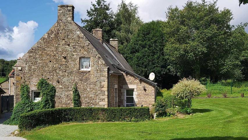 Gîte pour 8 personnes, avec jardin ainsi que terrasse et piscine à Languidic