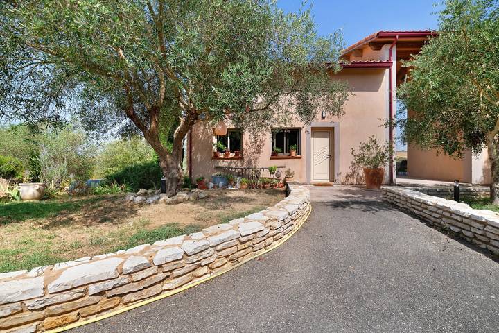 Holiday Home with Private Pool, Terrace, Stunning View, and Wi-Fi in Sainte-Camelle, Carcassonne region