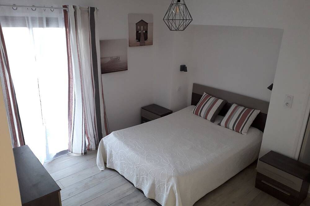 Villa 'feet in the sea' and Lac Marin in San Ciprianu, Lecci