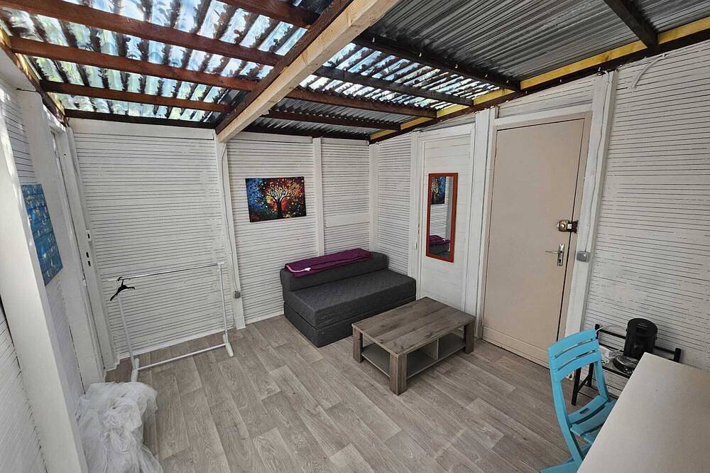 Chalet et caravanes dans un espace boisé privatif de 1 000 m² in Lecques, Région de Nîmes