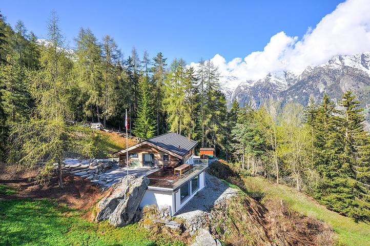 Ferienhaus für 8 Personen, mit Balkon und Whirlpool sowie Terrasse und Garten in Visperterminen