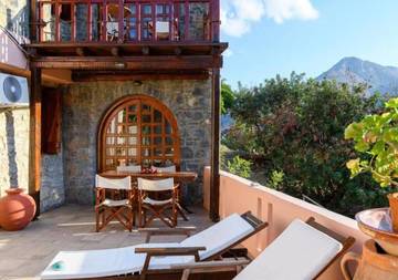 Location de vacances pour 6 personnes, avec vue sur l’océan ainsi que piscine et terrasse dans Elounda